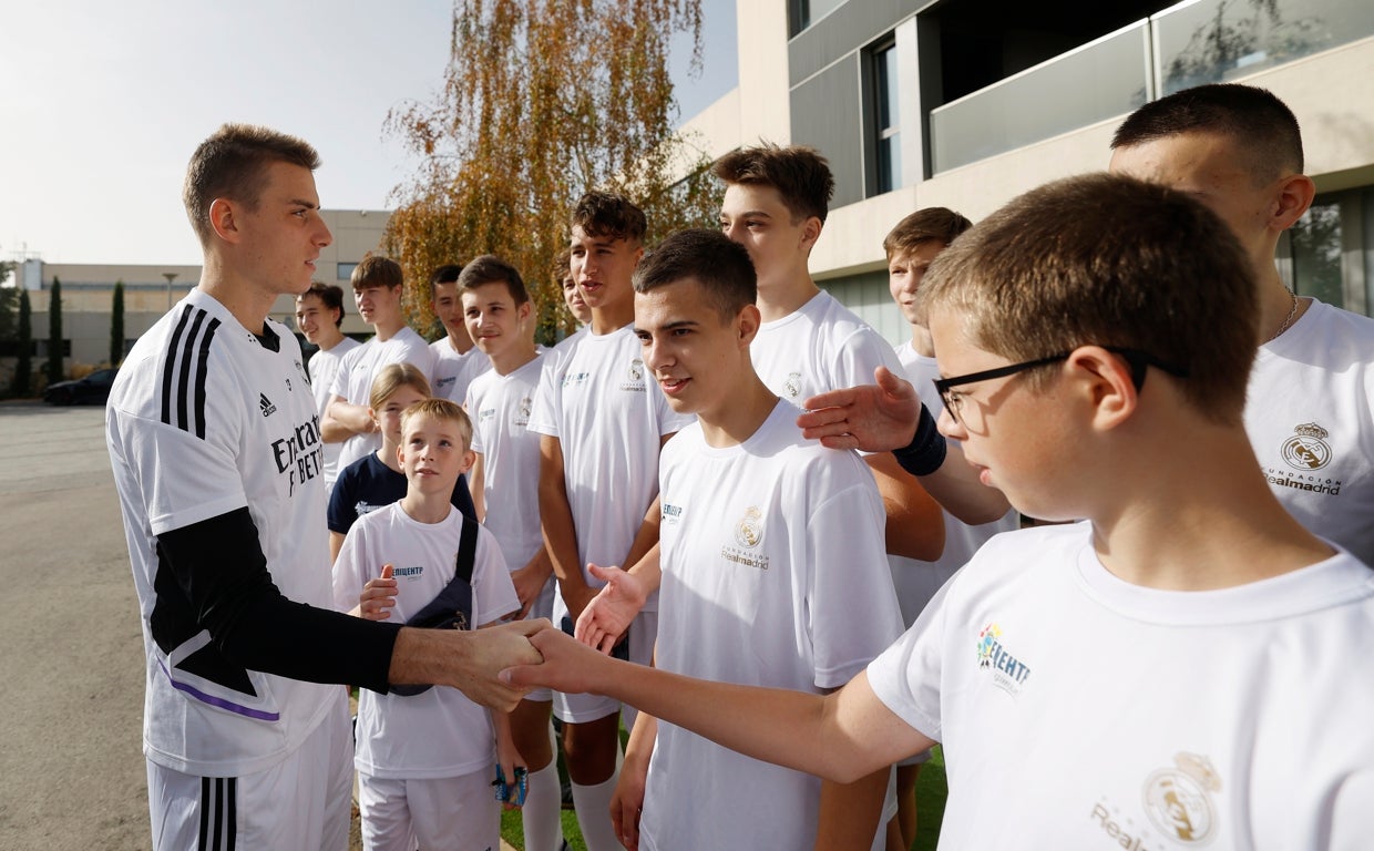Lunin, con los niños ucranianos que vivirán hoy el partido en el Bernabéu