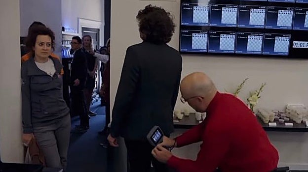 Hans Niemann pasó un escáner intenso antes de su primera partida en el campeonato de Estados Unidos. No hay duda de que sabían lo que buscaban