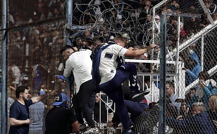 Un muerto en los graves incidentes del partido entre Gimnasia y Boca Juniors