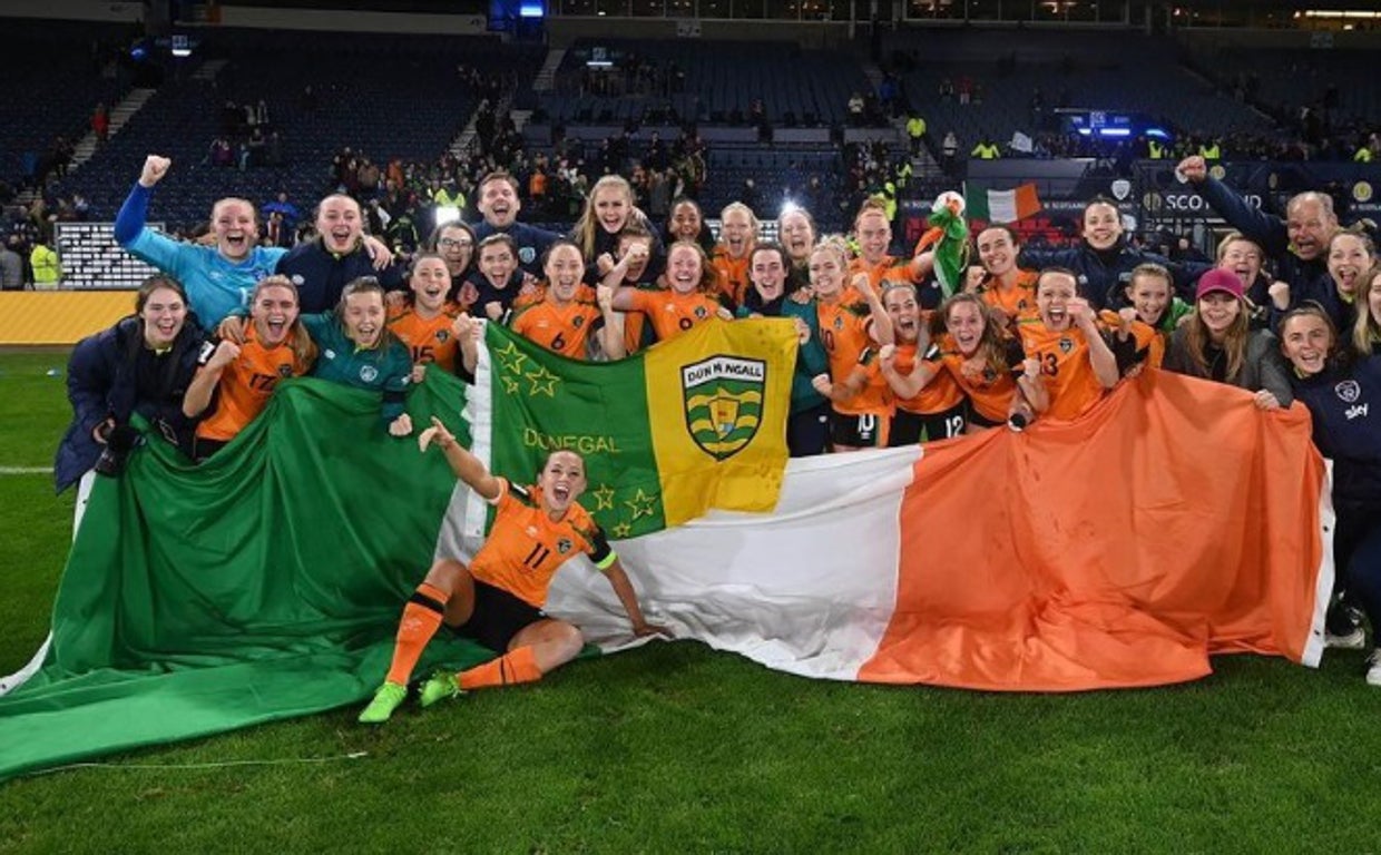 La selección irlandesa femenina celebra su clasificación para el Mundial