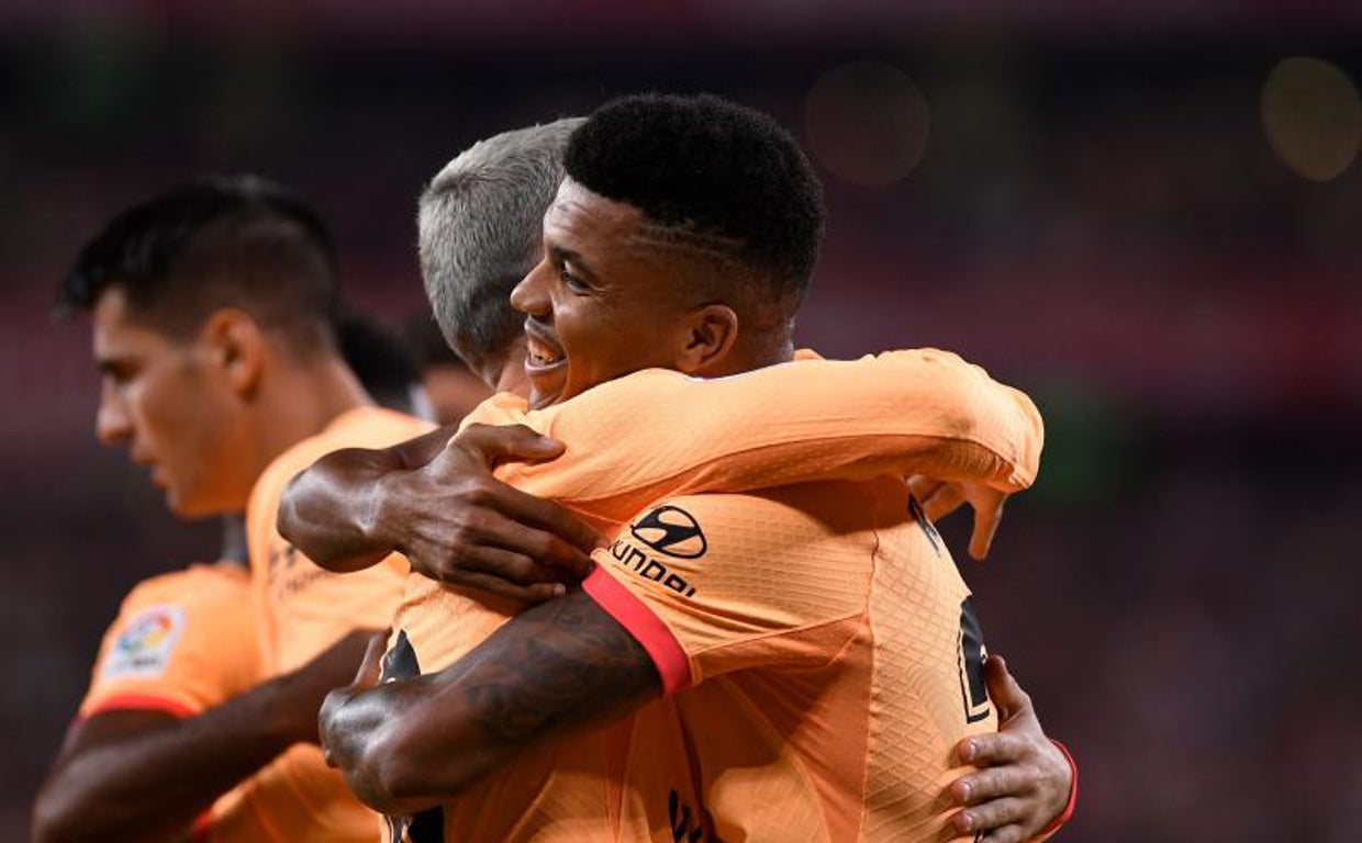 Reinildo se abraza a Griezmann tras el 0-1