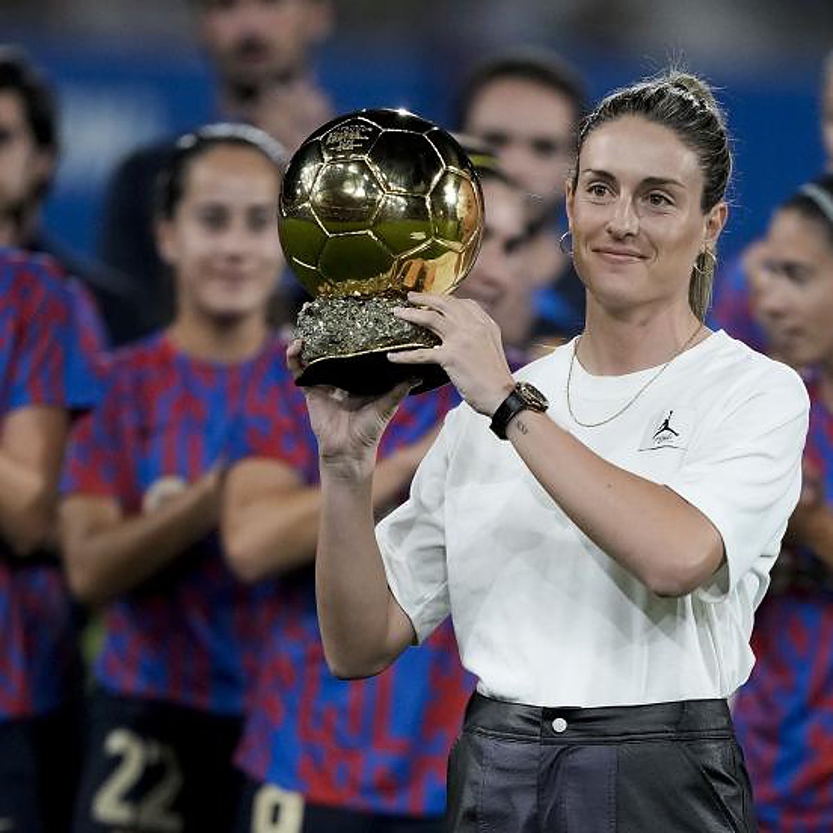 La rodilla que trae en vilo a España