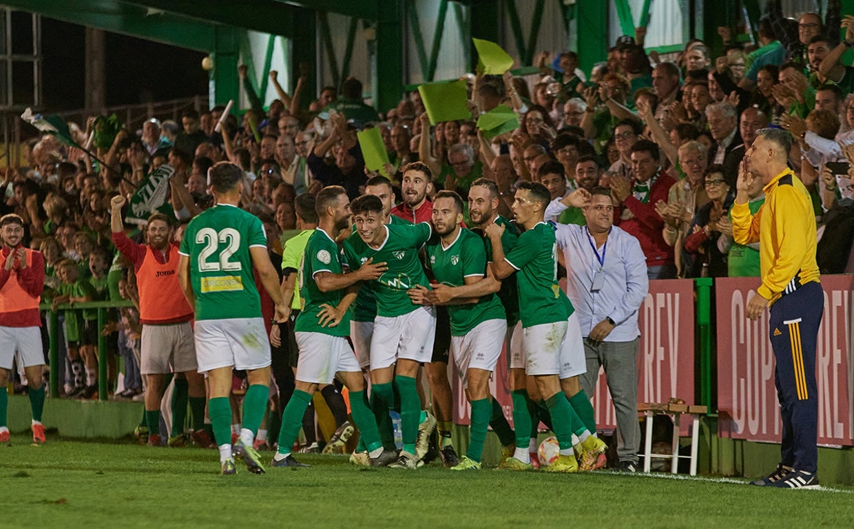 Los jugadores del Santa Amalia celebran un gol en el partido ante el Universitario