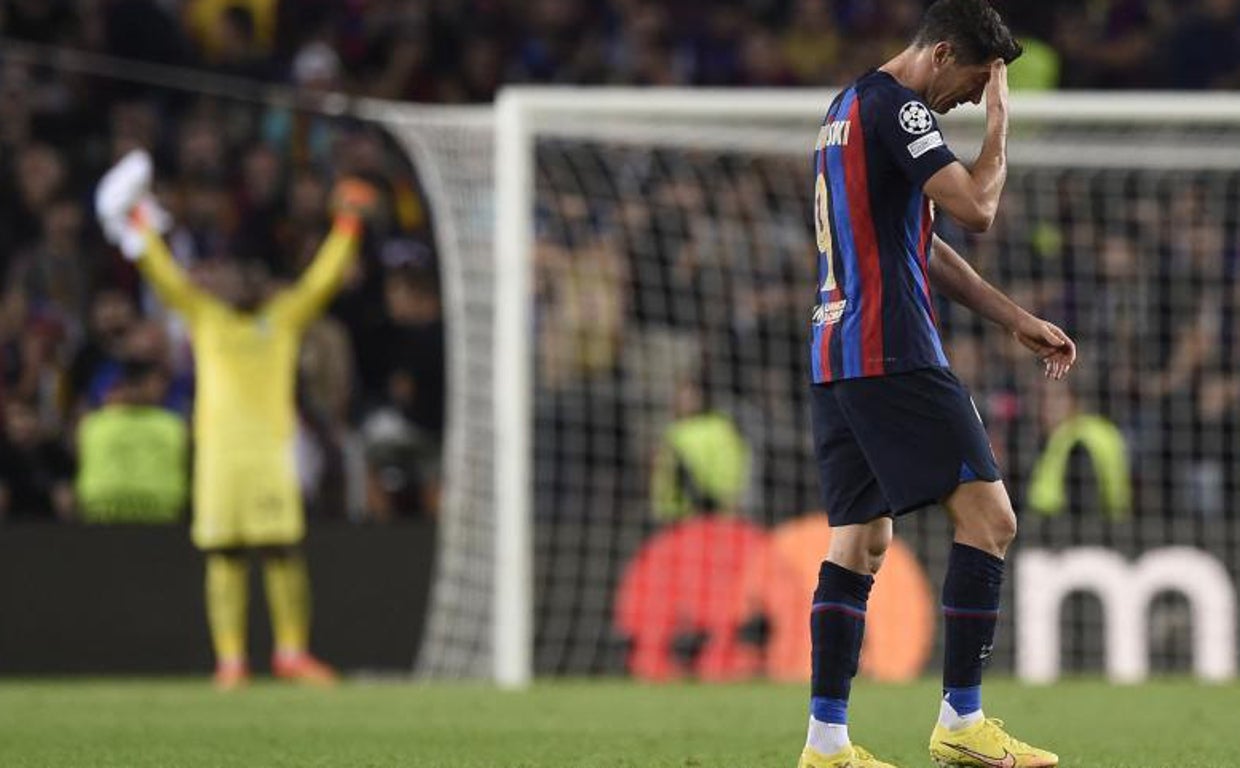 Lewandowki muestra su frustración en el partido frente al inter en el Namp Nou