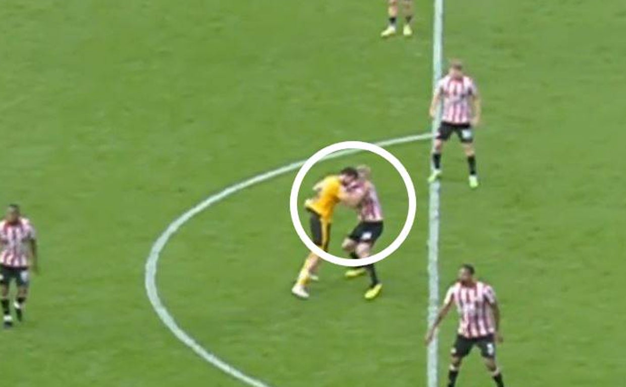 Momento en el que costa agrede a Mee