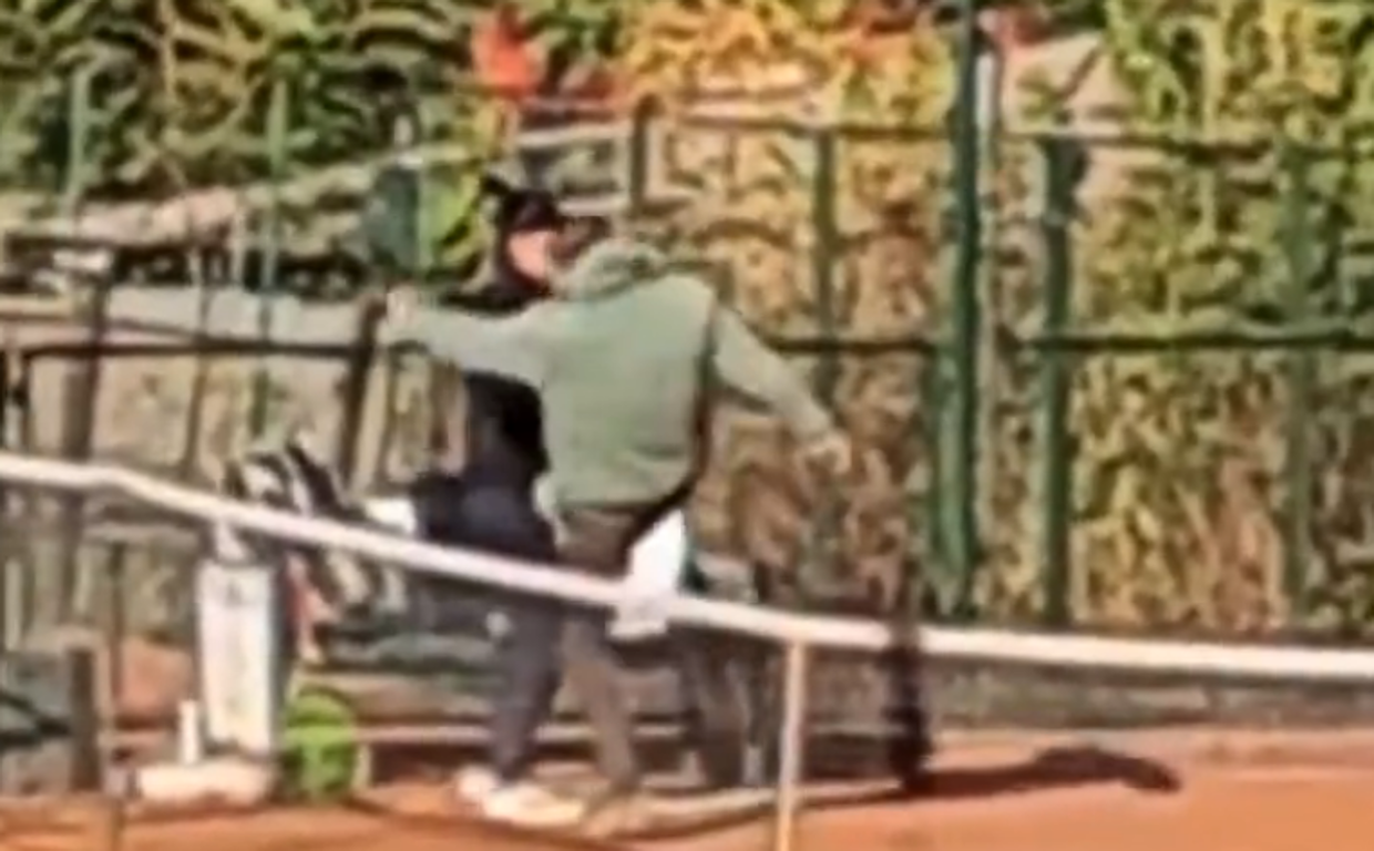 Un padre agrede a su hija en una pista de tenis