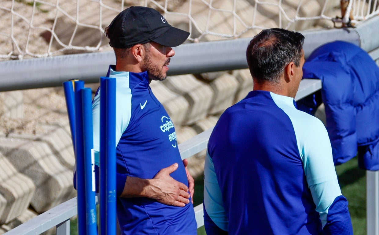 Simeone observa desde la banda el entrenamiento de este miércoles