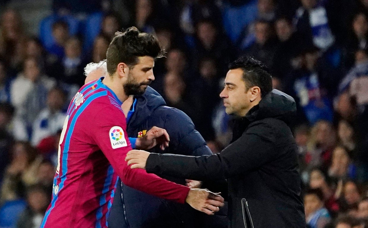 Xavi y Piqué se saludan, fríamente, tras una sustitución