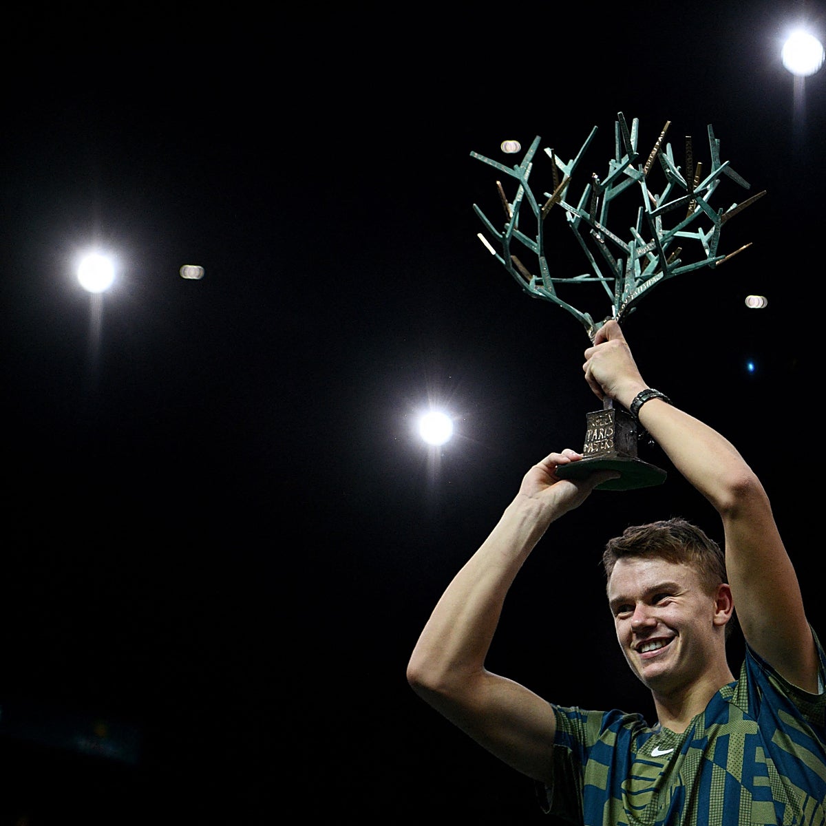 Ha nacido otra estrella: Rune remonta y sorprende a Djokovic en París