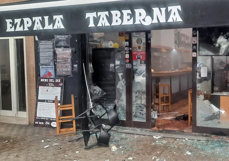 Ultras del Barcelona destrozan un bar en Pamplona y dejan tres heridos