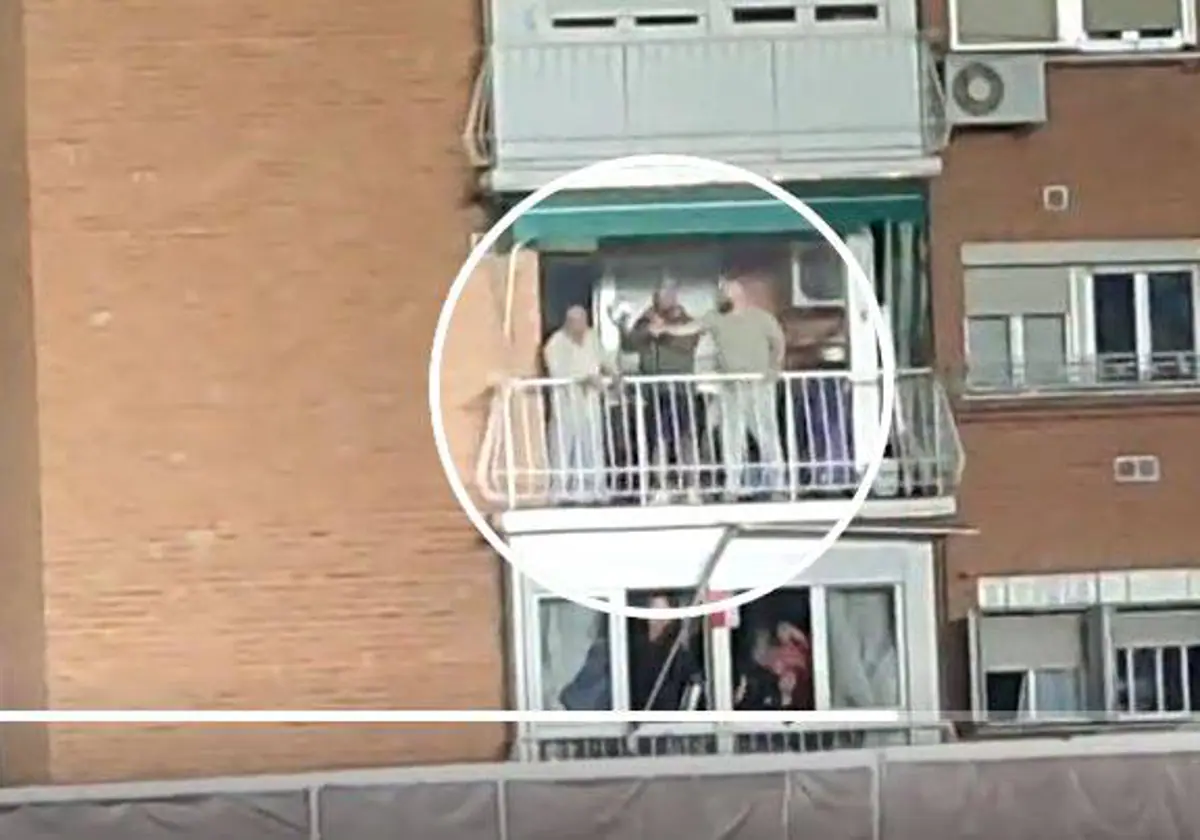 Los vecinos del Estadio de Vallecas muestran el balón disparado por Valverde que se coló en su balcón