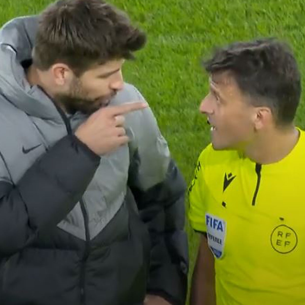 Los graves insultos de Piqué al árbitro que le costaron la expulsión: «¡Es una p… vergüenza, me cago en tu p… madre!»