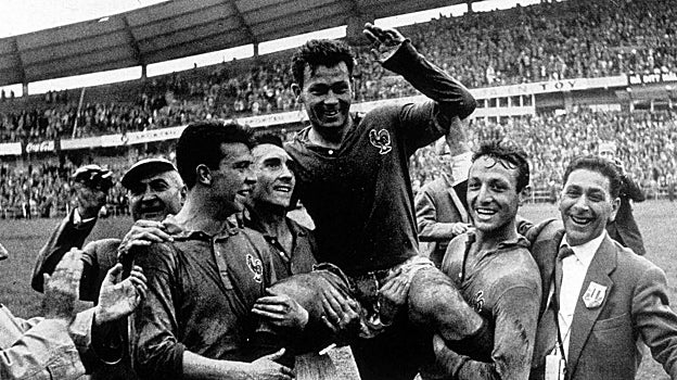 Fontaine sacado a hombros por sus compañeros tras marcar cuatro goles a Alemania Federal en Suecia 1958