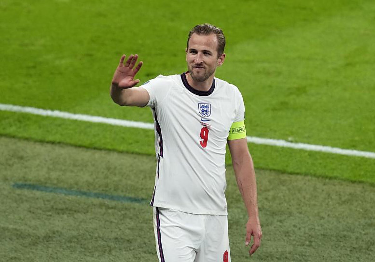Harry Kane saluda a la grada tras un partido de Inglaterra