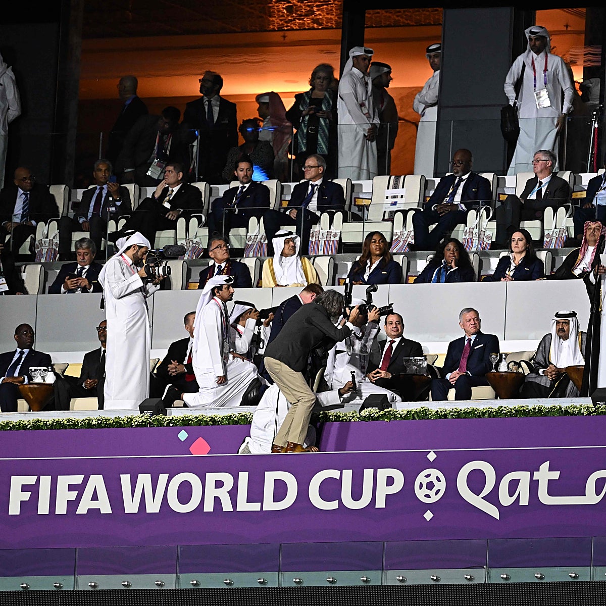 El emir de Qatar inaugura el Mundial con un discurso sobre la «diversidad» desde un palco sin apenas mujeres