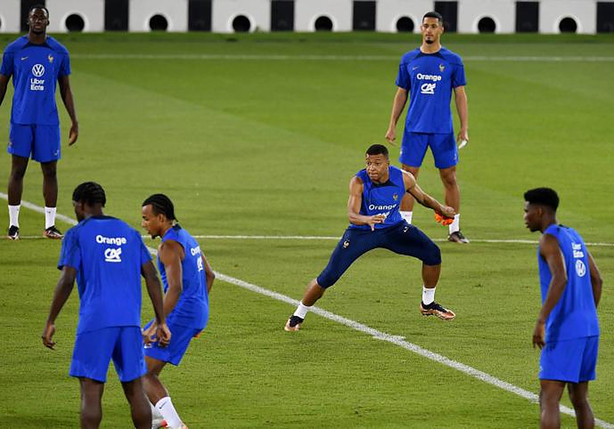 Los jugadores de la selección francesa entrenan en el Al Sadd Stadium