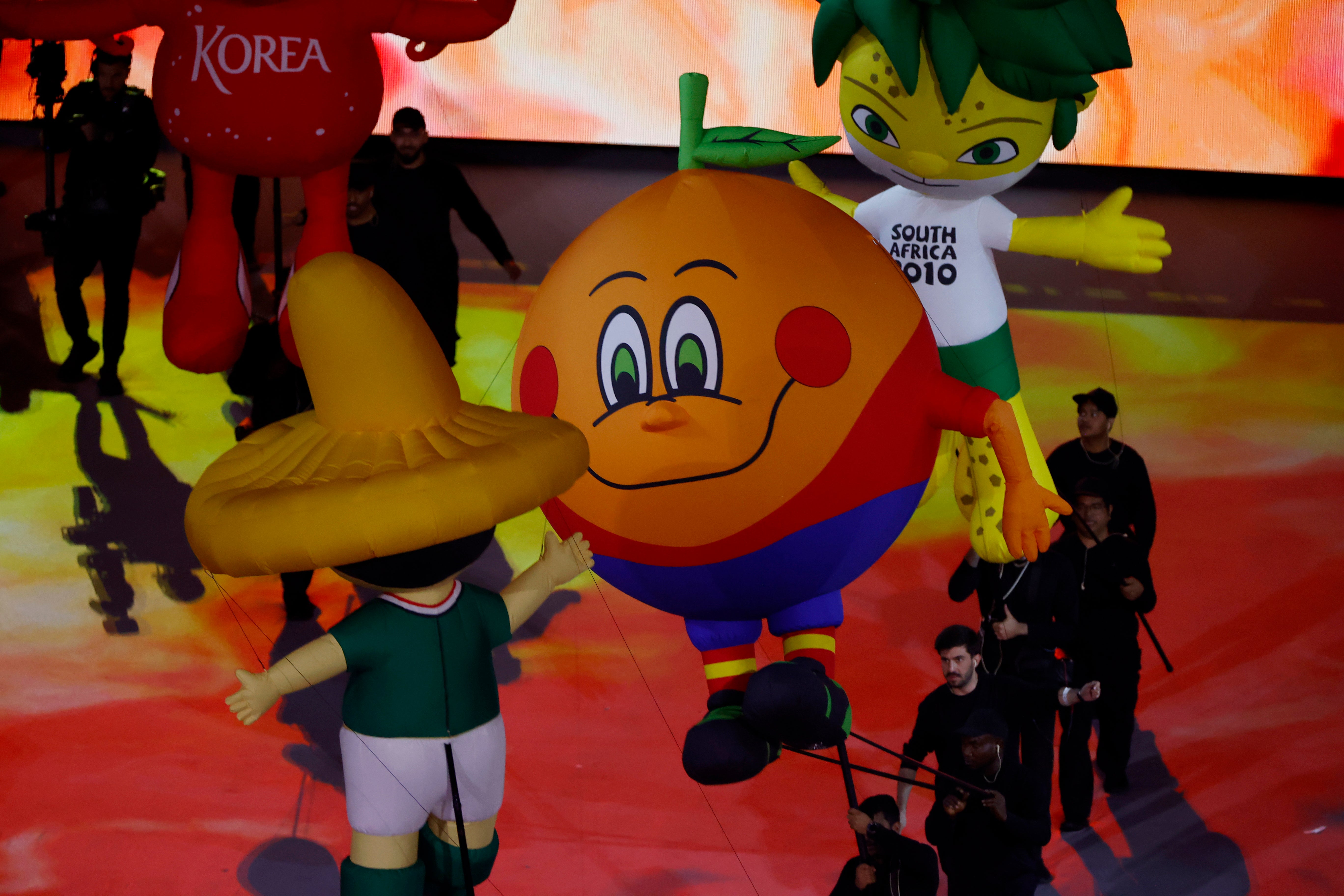 Fotografía de Naranjito, la mascota del Mundial España 1982, en un desfile parte de la inauguración del Mundial de Fútbol Qatar 2022