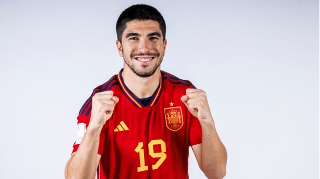 Carlos Soler posa con la camiseta de la selección