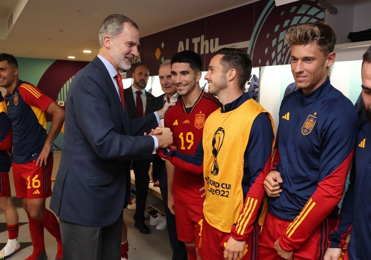 El Rey felicita a la selección en el vestuario tras su exhibición