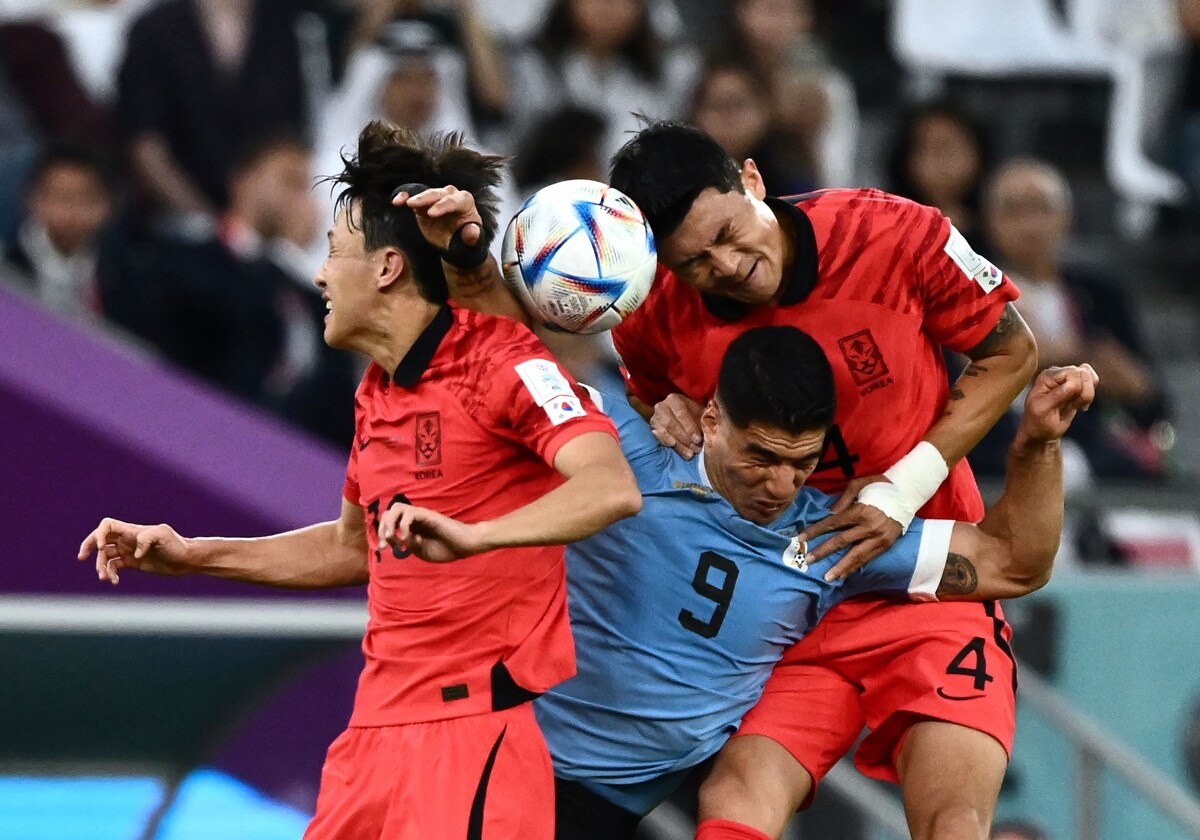 Luis Suárez bregando con dos defensores surcoreanos