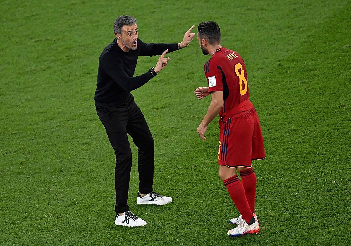Luis Enrique da instrucciones a Koke, en el encuentro ante Costa Rica
