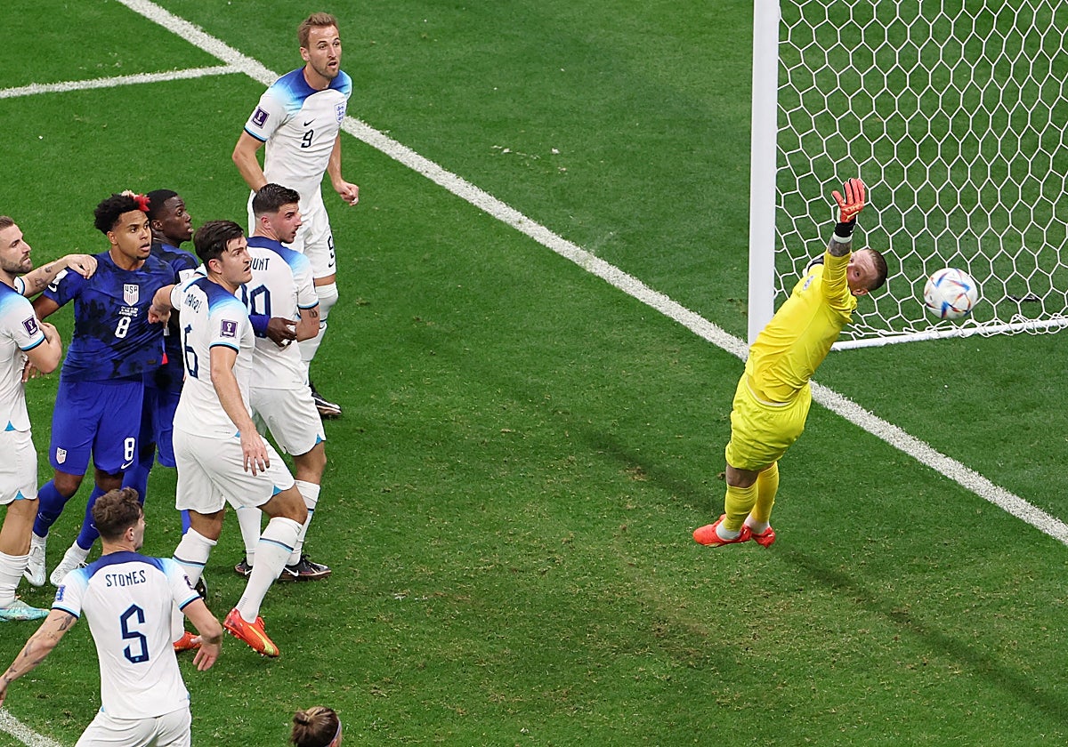 Jordan Pickford repeliendo un balón peligroso