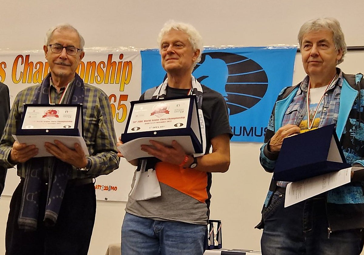 José Luis Fernández (izquierda), junto al vencedor del torneo, el británico John Nunn, y el francés Nikolay Legky, que logró el bronce