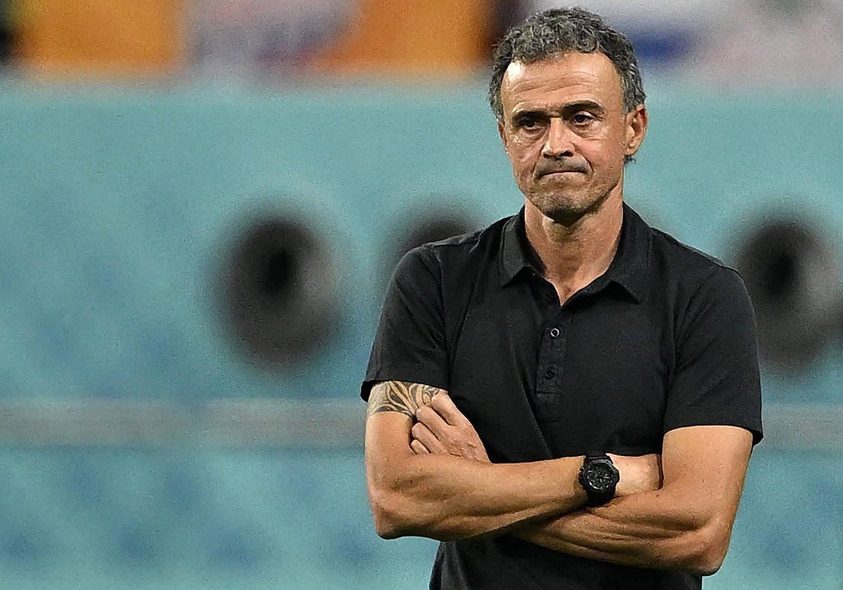 Luis Enrique, con cara de pocos amigos en el partido ante Japón