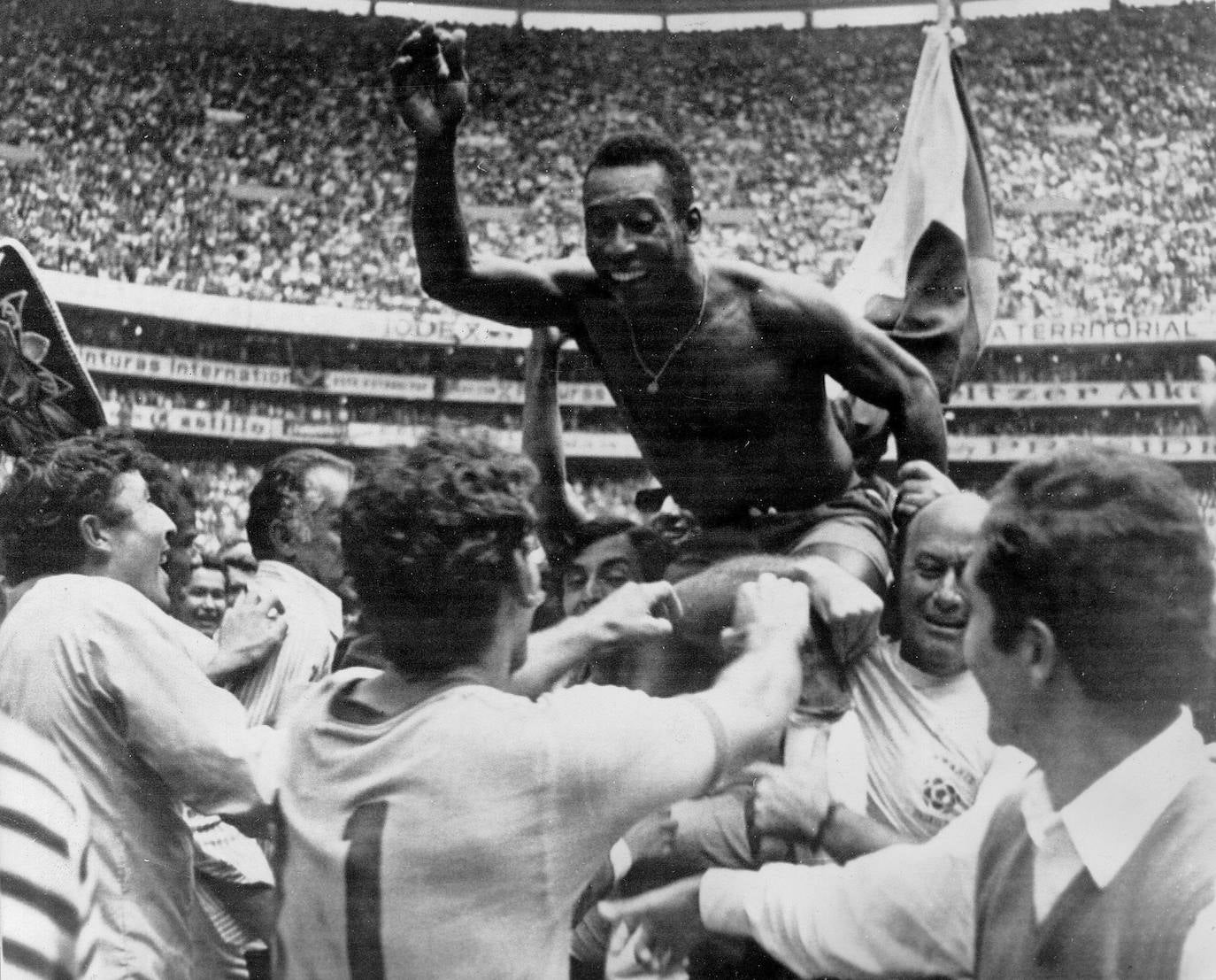 Pelé celebra su tercer Mundial, en 1970