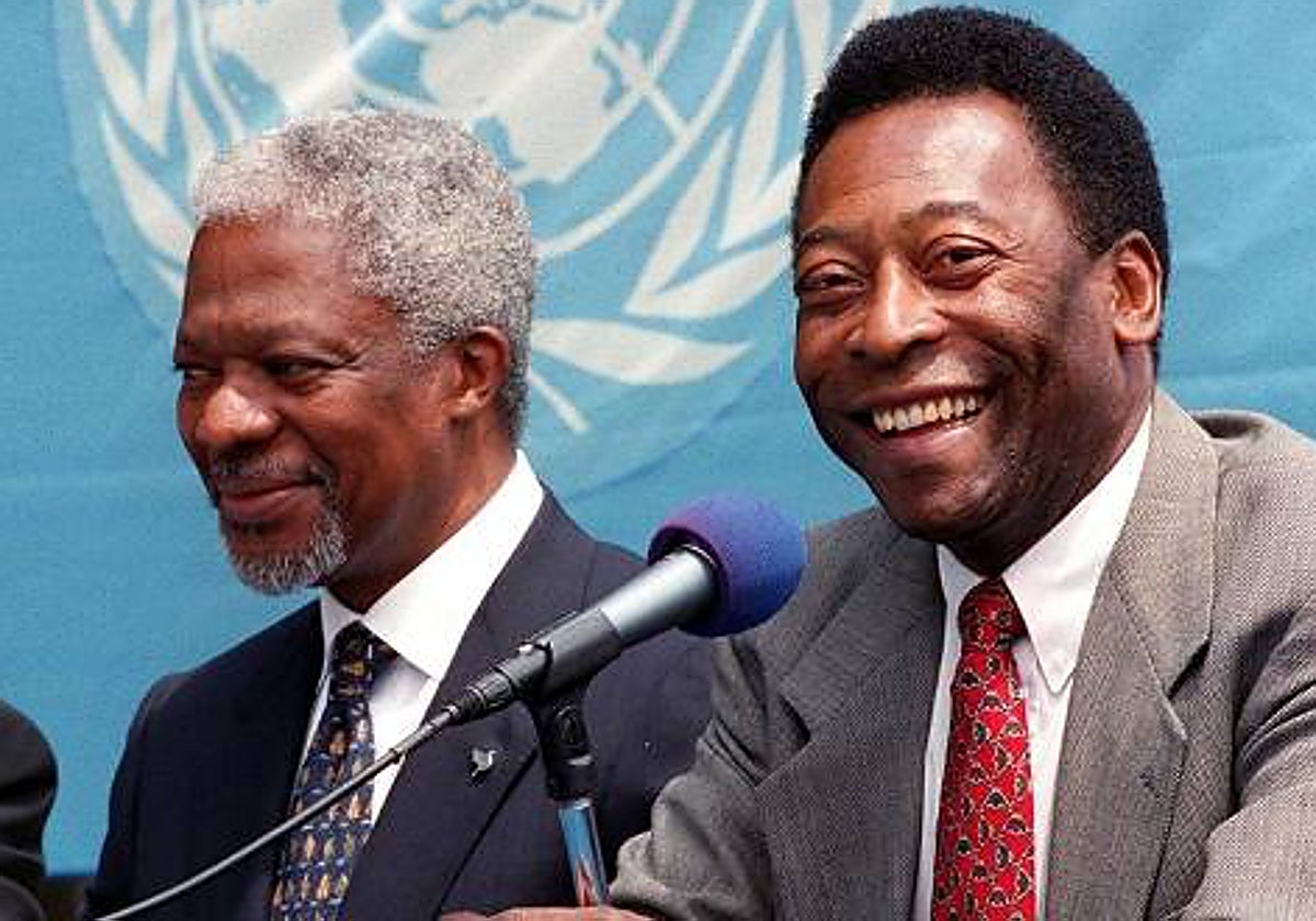 Pelé, en 1999, junto a Kofi Annan, el entonces presidente de la ONU