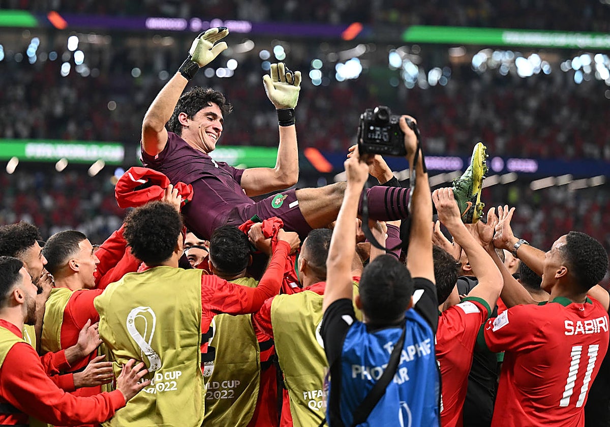 Bono, aupado por sus compañeros tras decidir la ronda de penaltis ante España