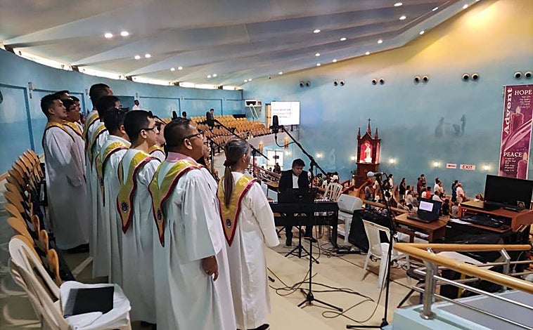 Imagen principal - Misa de diez en Doha: cómo es el único templo católico en Qatar