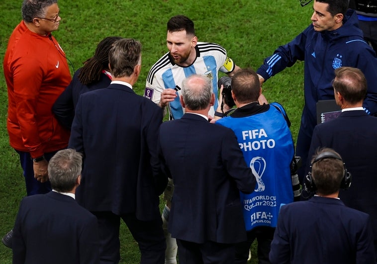 Messi y el 'Dibu' Martínez cargan contra Mateu: «El peor árbitro del Mundial»