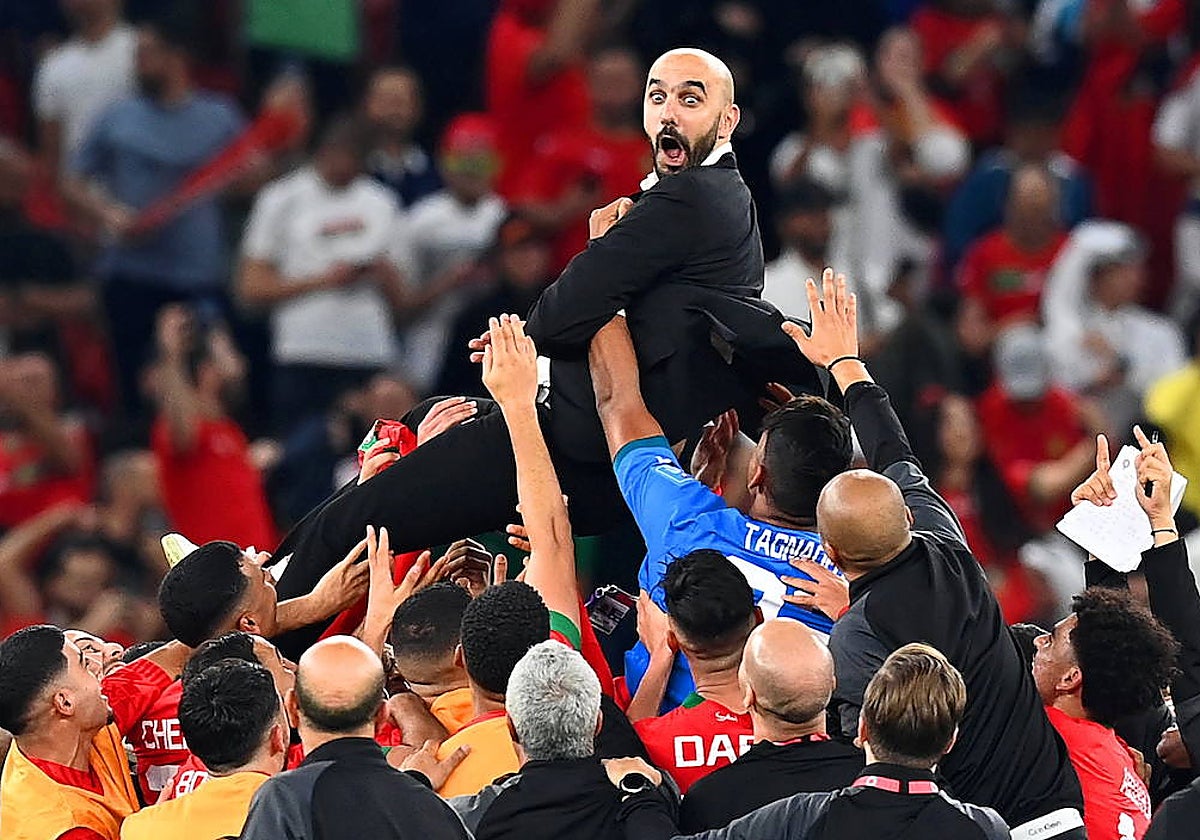 Los jugadores de Marruecos mantean a Regragui