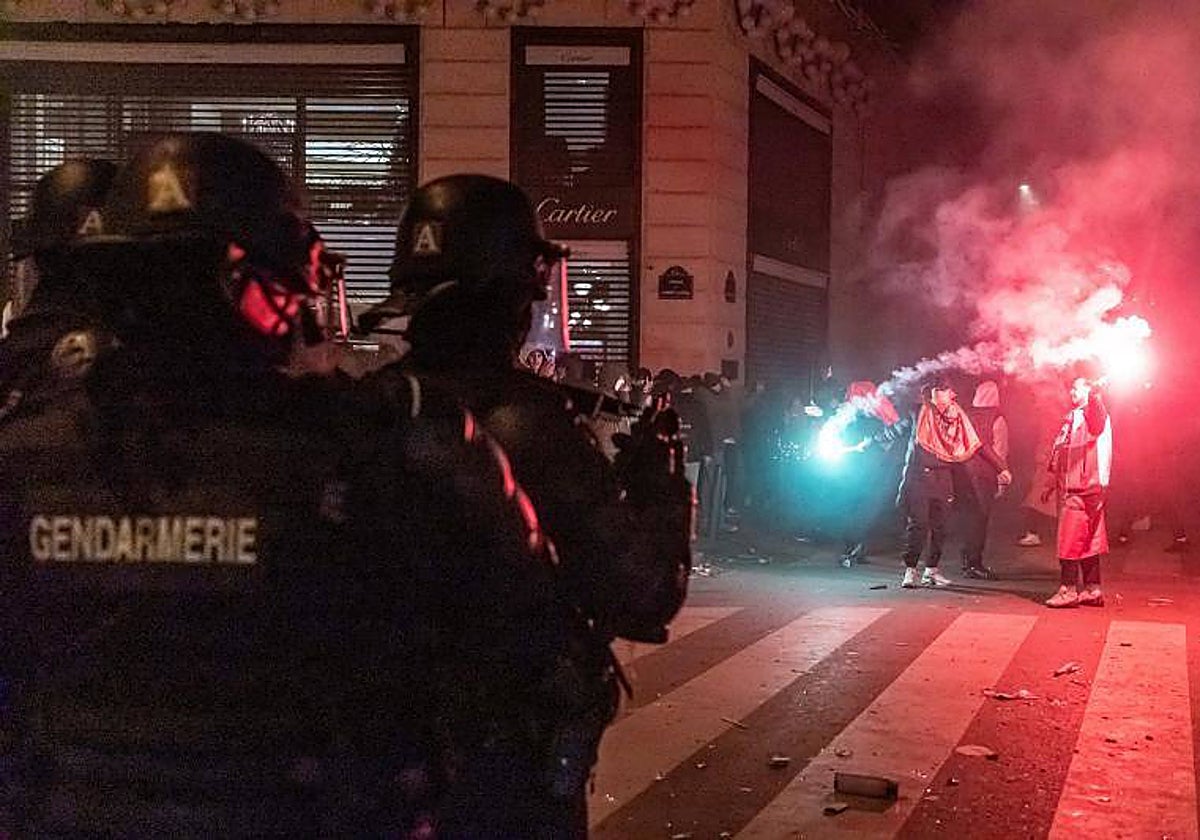 Vigilancia policial el sábado en París durante las celebraciones de franceses y marroquíes tras el triunfo de sus respectivas selecciones