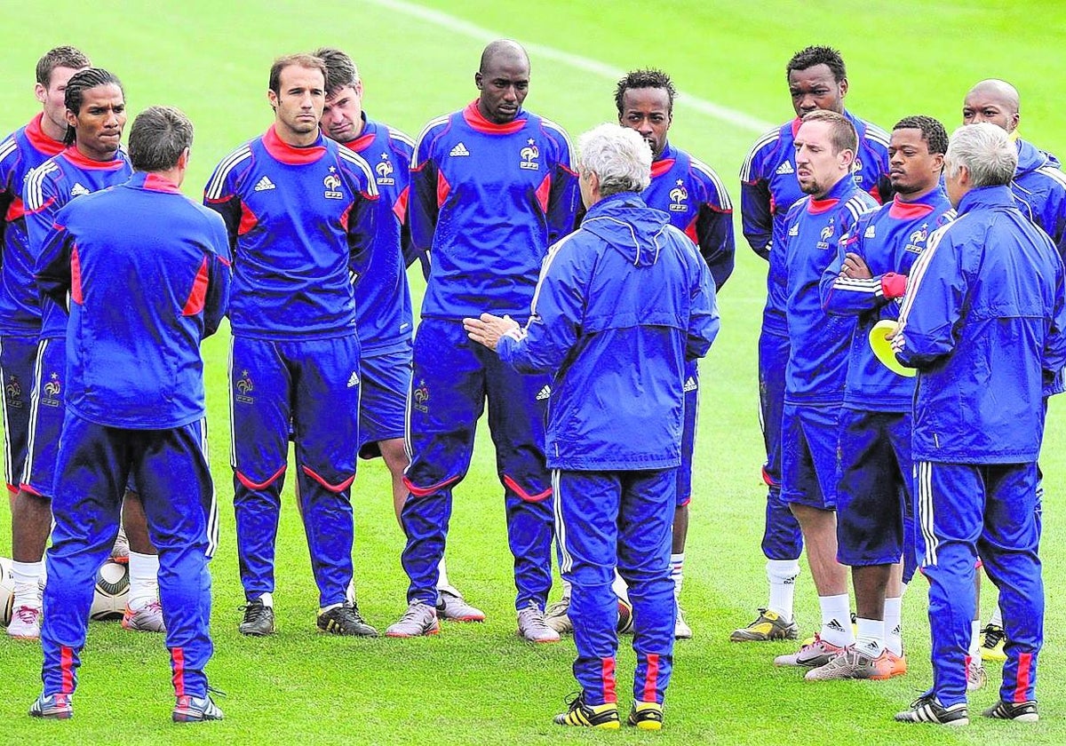 Los jugadores franceses atienden a Domenech, durante un entrenamiento en Sudáfrica 2010