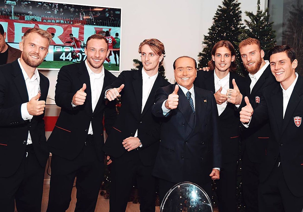Berlusconi posa con varios integrantes de la plantilla del Monza