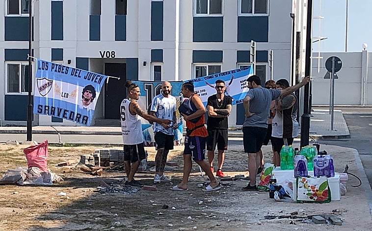 Imagen principal - El barrio de argentinos en Qatar: «¿No sabrás tú de un boleto?»