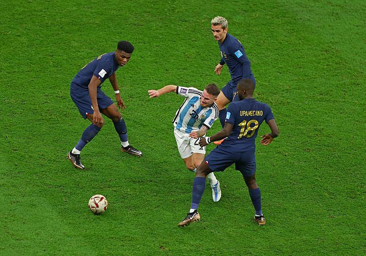 Mac Allister, rodeado de franceses