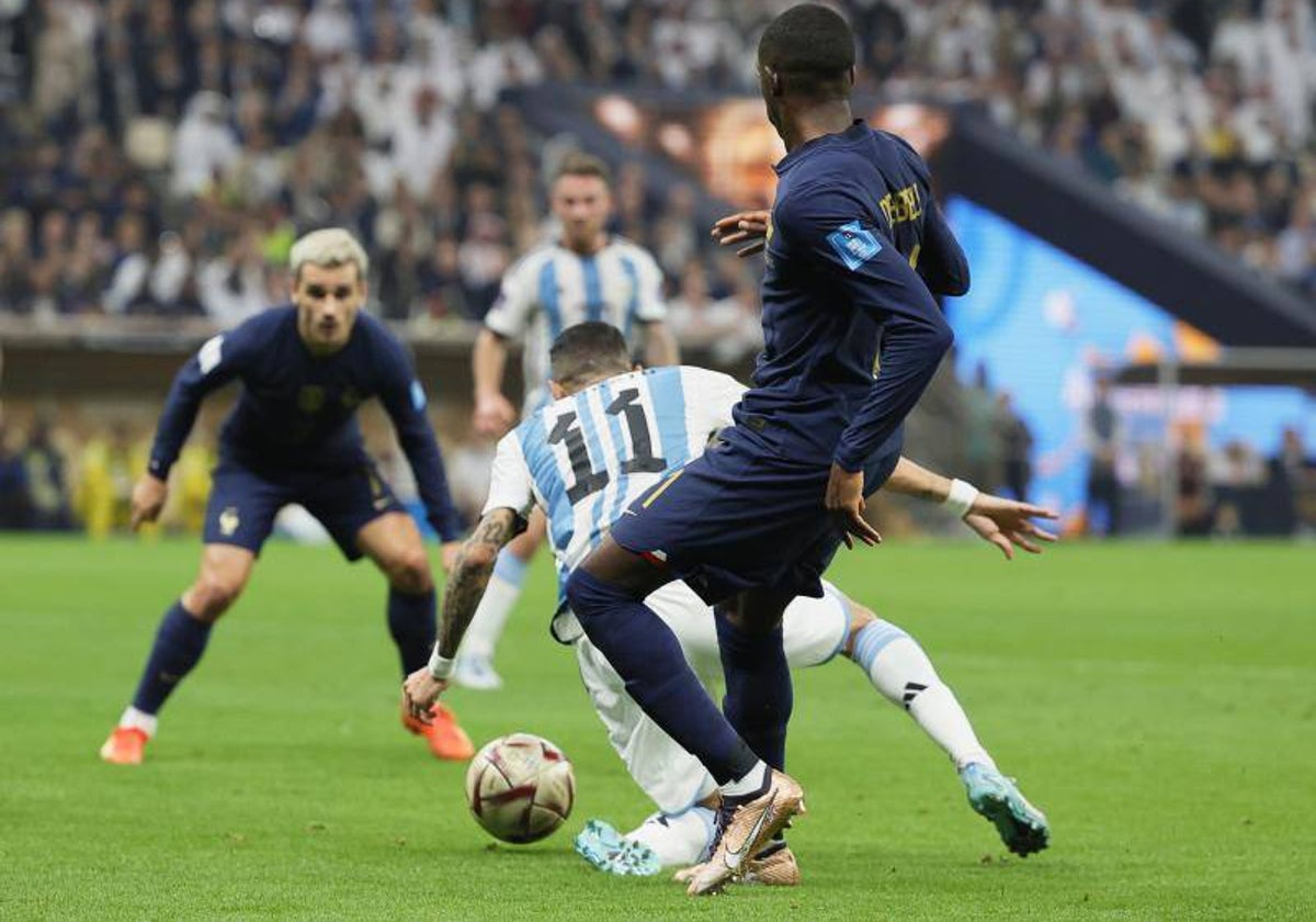 Dembelé derriba a Di María en la final del Mundial