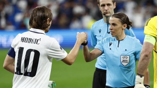 La primera mujer que pitó un partido de un Mundial masculino de fútbol, Stéphanie Frappart