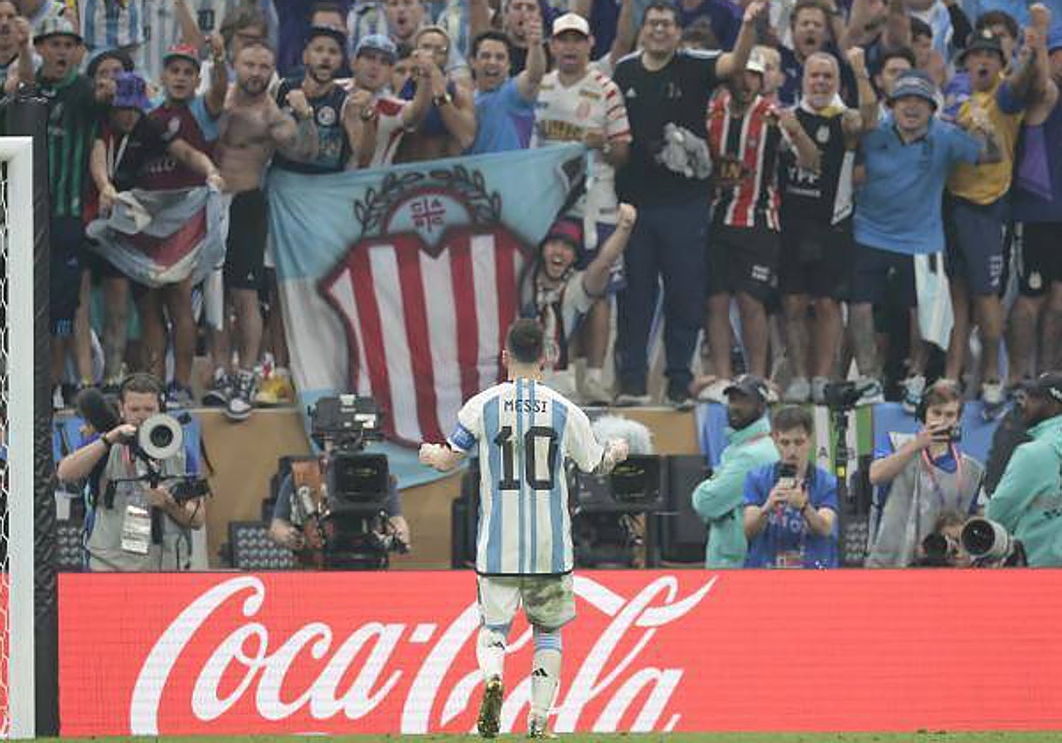 Messi festeja con los seguidores argentinos