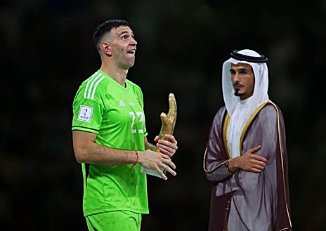 Imagen secundaria 1 - Momentos en los que 'Dibu' recoge el trofeo 