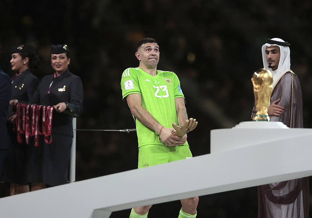 El Dibu, tras recibir el premio de mejor portero del Mundial