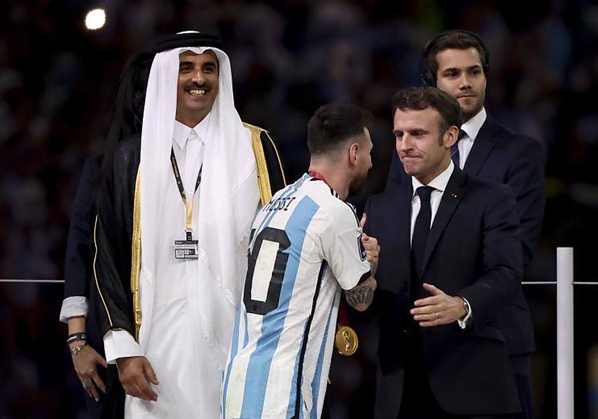Messi saluda a Macron en la final