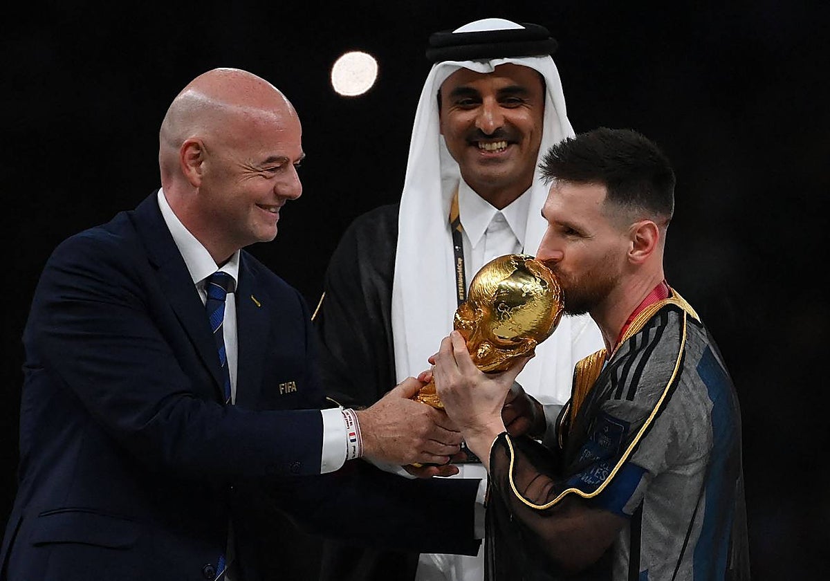 Infantino, el emir Sheikh Tamim bin Hamad al-Thani y Messi