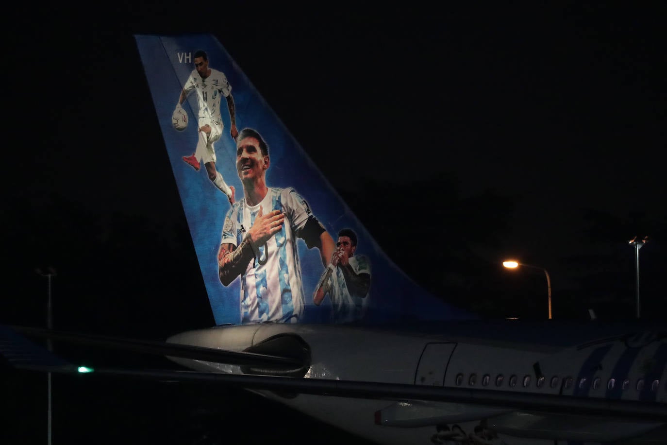 Detalle de la cola del avión, con Messi como gran protagonista