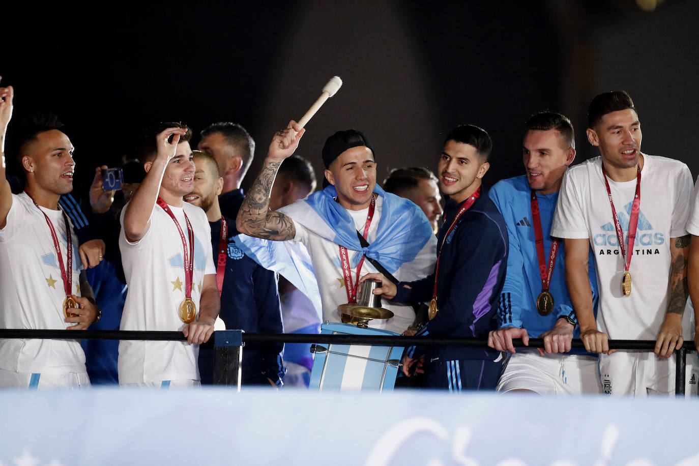 la selección argentina en el autobús que recorre las calles de Buenos Aires