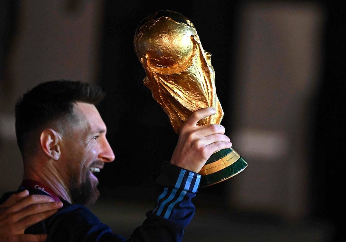 El capitán de la selección argentina, Leo Messi, con la copa en la mano, desciende del avión que los ha llevado a Argentina