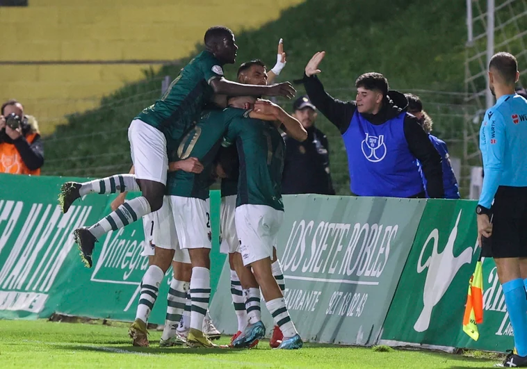 Los futbolistas del Cacereño celebran elprimer tanto del partido